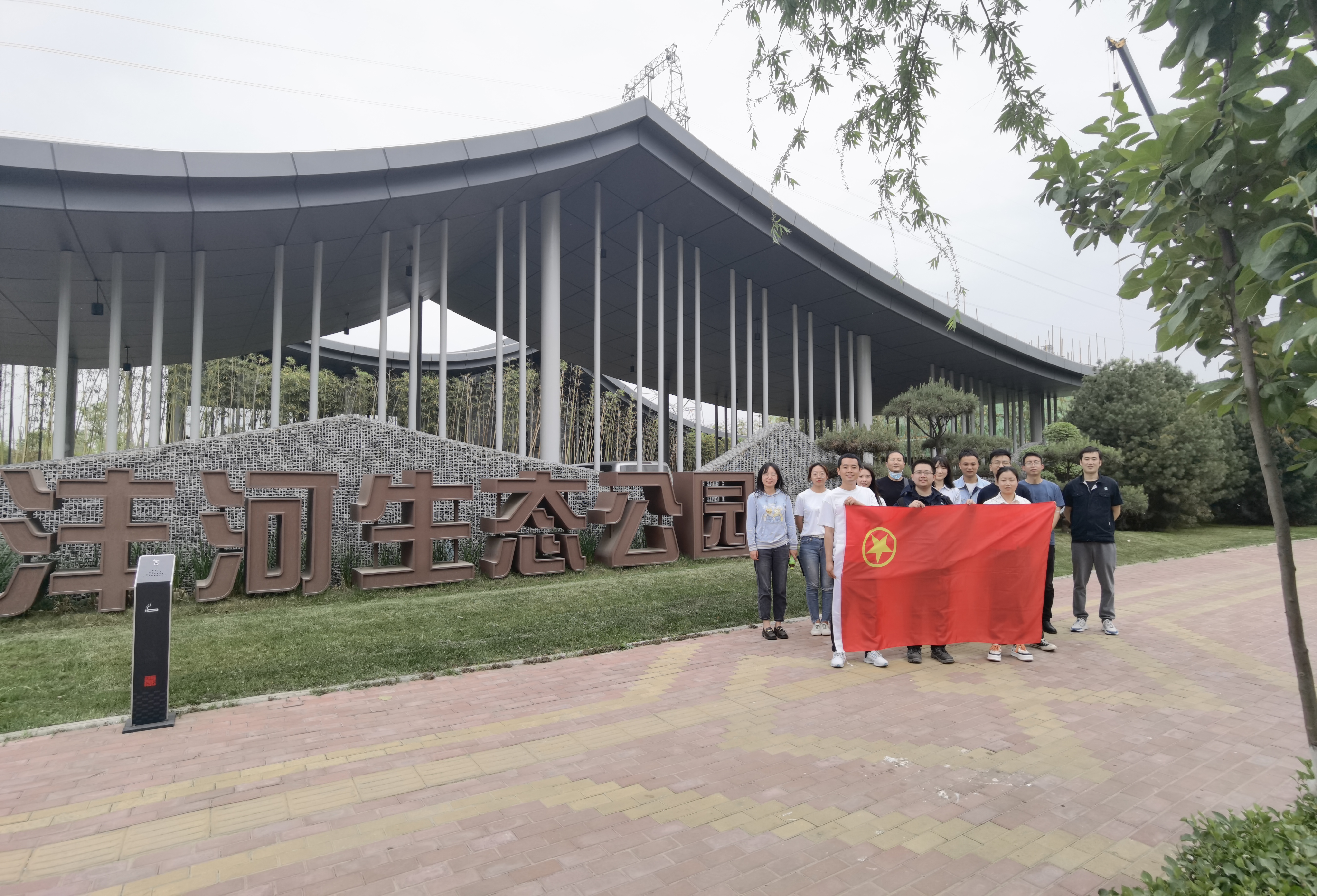 感受伟大成就  继承奋斗精神