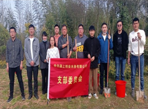 浇水增绿 党旗增辉