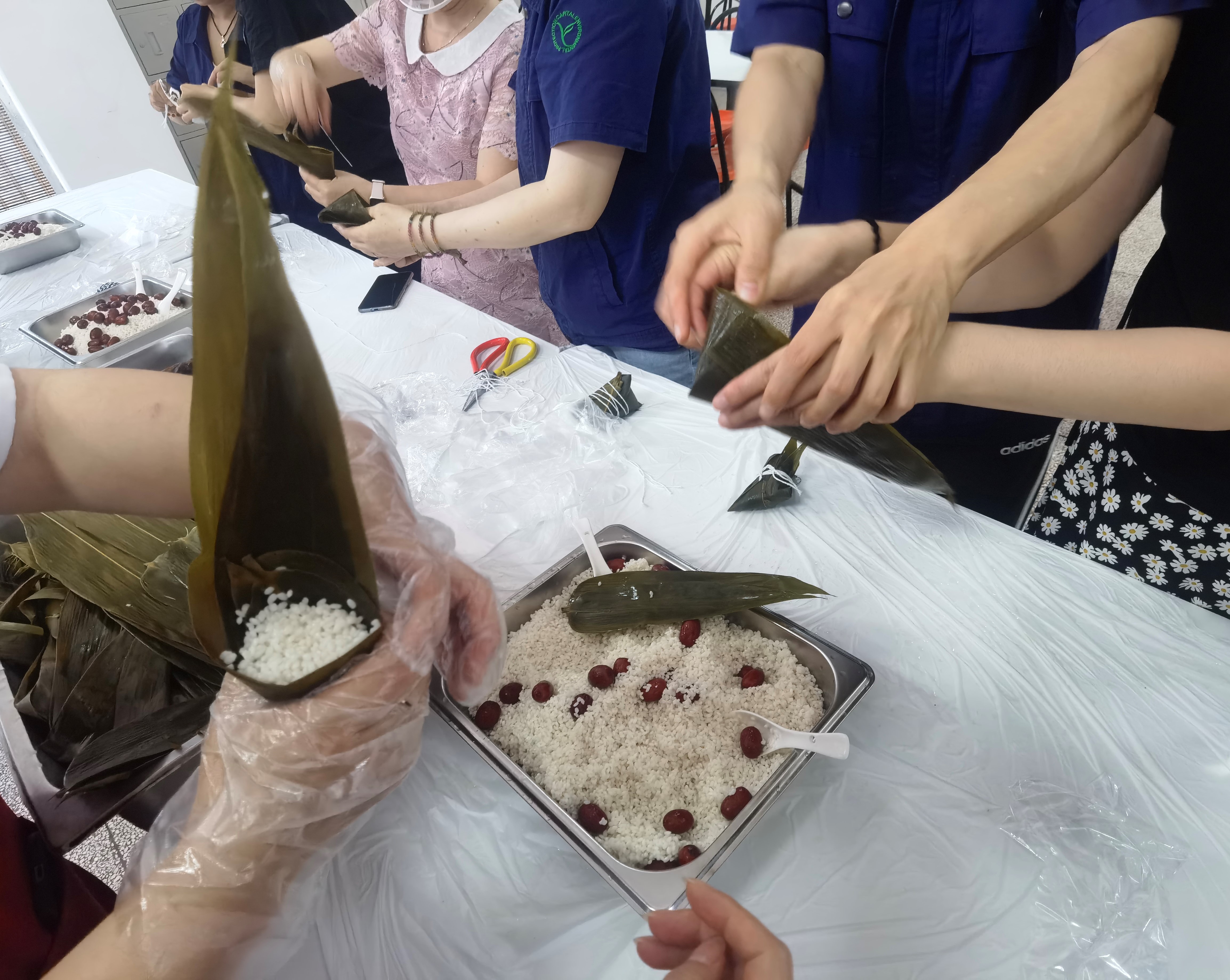 粽香飘  忆端午 ——西安公司组织“端午节”包粽子、绿豆糕活动